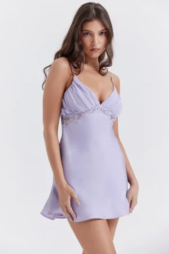 Christa geborduurde lavendelkleurige mini-jurk
