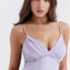 Christa geborduurde lavendelkleurige mini-jurk