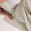 Cora zachtblauwe katoenen midi-rok met vintage bloemenprint
