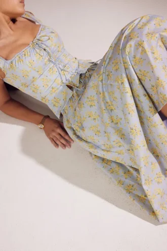 Cora zachtblauwe katoenen midi-rok met vintage bloemenprint
