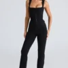De getailleerde broek Zwarte stretchbroek