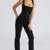 De getailleerde broek Zwarte stretchbroek