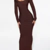 De OG Chocolat maxi-jurk met lange mouwen en bandage-effect