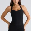 De Peekaboo zwarte halternek-korset-top