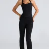 De Peekaboo zwarte halternek-korset-top