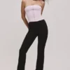 De strapless roze stretchkorset-top