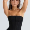 De strapless zwarte stretch korset top