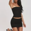 De strapless zwarte stretch korset top