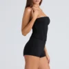 De strapless zwarte stretch korset top