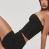 De strapless zwarte stretch korset top