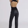 Dina zwarte rugloze top