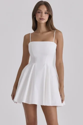 Dolly witte katoenen mini-zomerjurk met uitlopende rok