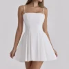 Dolly witte katoenen mini-zomerjurk met uitlopende rok
