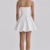 Dolly witte katoenen mini-zomerjurk met uitlopende rok