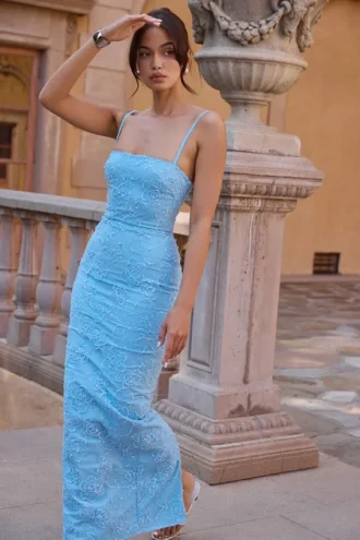 Eva Toscaans blauwe maxi-jurk met geborduurde bloemen