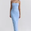 Eva Toscaans blauwe maxi-jurk met geborduurde bloemen