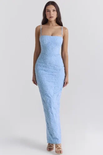 Eva Toscaans blauwe maxi-jurk met geborduurde bloemen