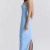 Eva Toscaans blauwe maxi-jurk met geborduurde bloemen