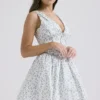 Fabrizia witte mini-korsetjurk met blauwe klokjesprint