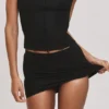 Het zwarte minirok met ingebouwde Shorts
