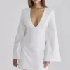 Isha witte katoenen mini-jurk met klokmouwen