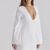 Isha witte katoenen mini-jurk met klokmouwen