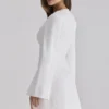 Isha witte katoenen mini-jurk met klokmouwen