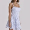 Isla Bluebell mini-zomerjurk met geschulpte kant en broderie anglaise