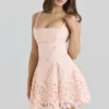 Isla Perzikkleurige mini-jurk met geschulpte kant en broderie anglaise
