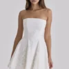 Jemima witte strapless mini-jurk met op maat gemaakte broderie anglaise-kant
