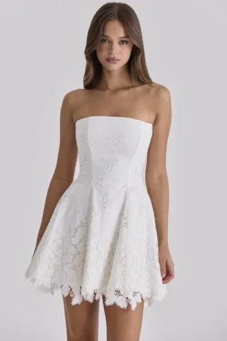Jemima witte strapless mini-jurk met op maat gemaakte broderie anglaise-kant
