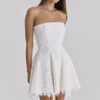 Jemima witte strapless mini-jurk met op maat gemaakte broderie anglaise-kant