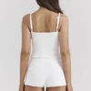 Zomerse witte, sierlijke gebreide top