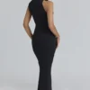 Keoni Zwarte asymmetrische gedrapeerde maxi-jurk