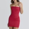 Laila rode satijnen strapless mini-jurk met zandloperfiguur