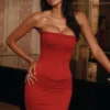 Laila rode satijnen strapless mini-jurk met zandloperfiguur