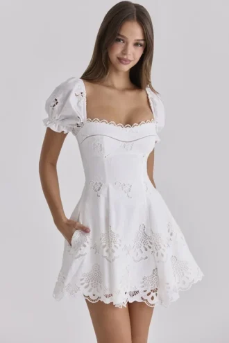 Lavina Witte mini-jurk op maat met kant + katoen en broderie anglaise