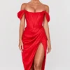 Loretta rode satijnen off-shoulder jurk