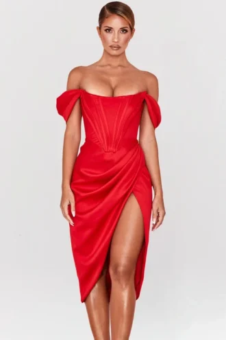 Loretta rode satijnen off-shoulder jurk
