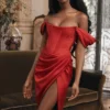 Loretta rode satijnen off-shoulder jurk