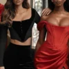 Loretta rode satijnen off-shoulder jurk