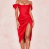 Loretta rode satijnen off-shoulder jurk