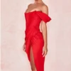 Loretta rode satijnen off-shoulder jurk