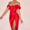 Loretta rode satijnen off-shoulder jurk