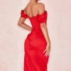 Loretta rode satijnen off-shoulder jurk