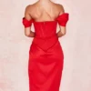 Loretta rode satijnen off-shoulder jurk
