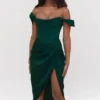 Loretta smaragdgroene satijnen off-shoulder jurk