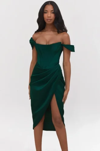 Loretta smaragdgroene satijnen off-shoulder jurk