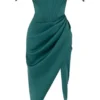 Loretta smaragdgroene satijnen off-shoulder jurk