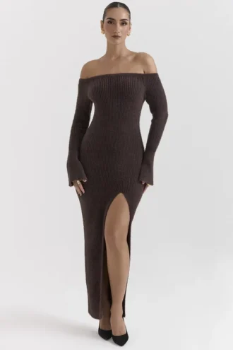 Lucena Espresso gebreide off-shoulder jurk